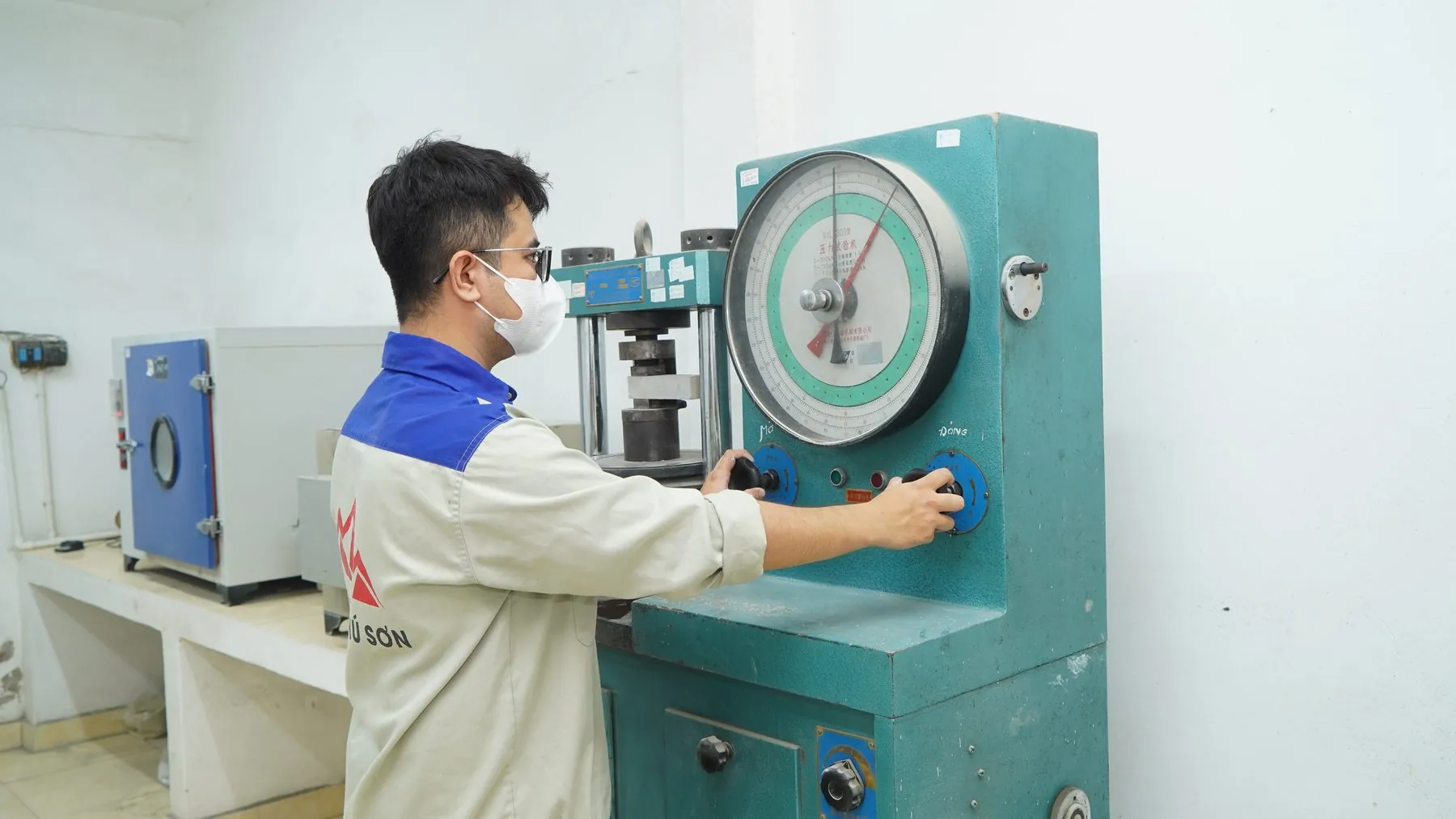 Vận hành thiết bị kiểm định Mabee