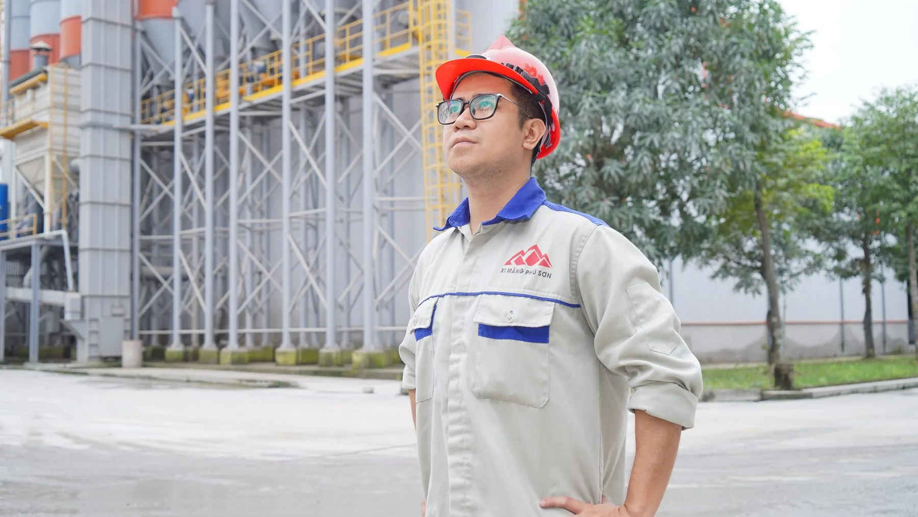 Kỹ sư Mabee giám sát khu vực nhà máy
