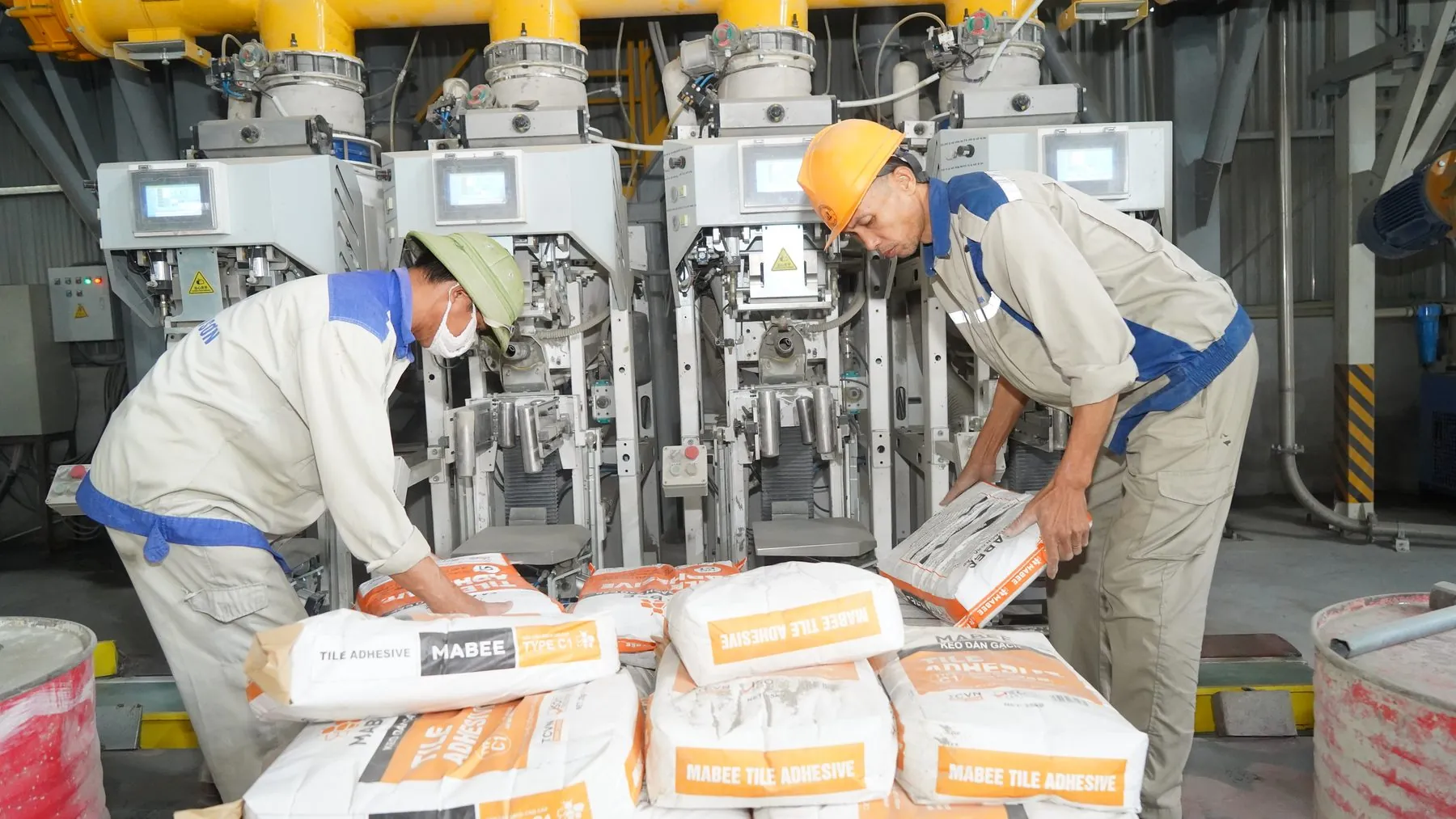 Nhân sự Mabee kiểm tra bao thành phẩm