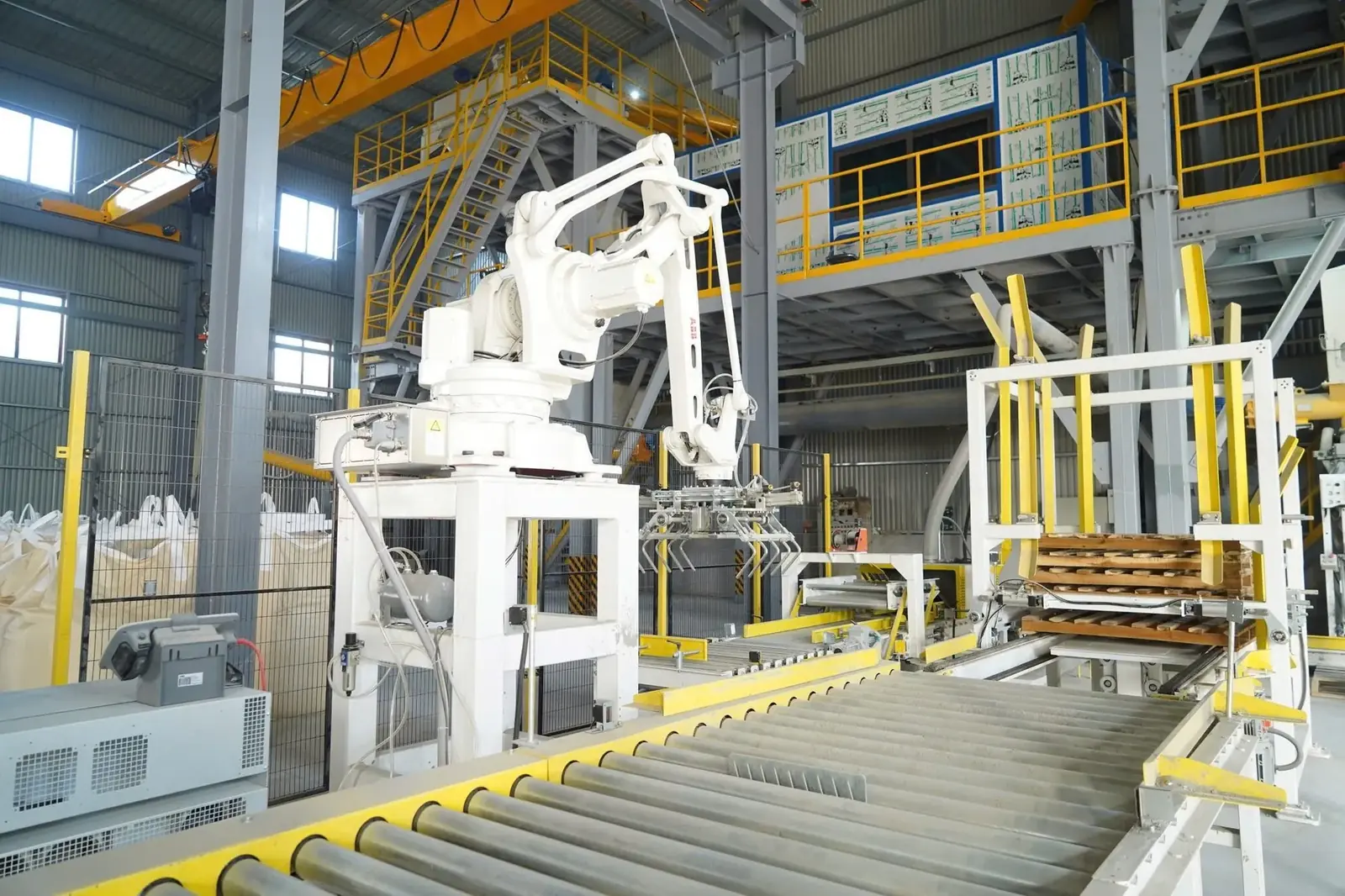 Cánh tay robot trong nhà máy Mabee