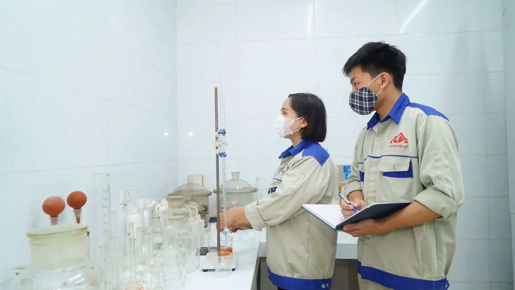 Kỹ thuật viên kiểm nghiệm trong phòng lab Mabee