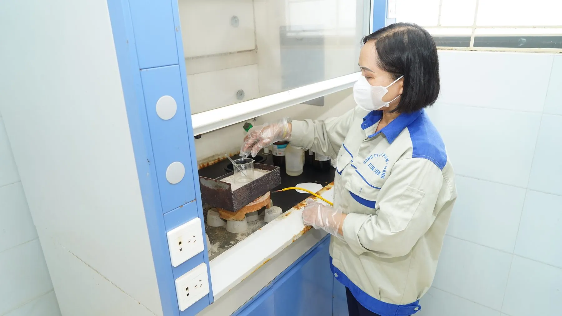 Kỹ thuật viên thao tác mẫu kiểm nghiệm Mabee